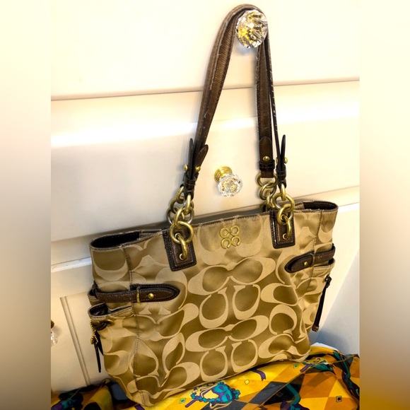 Coach Shoulder Bag Vintage, still beautiful!Gold accents make this Stunning bag! - Picture 2 of 16